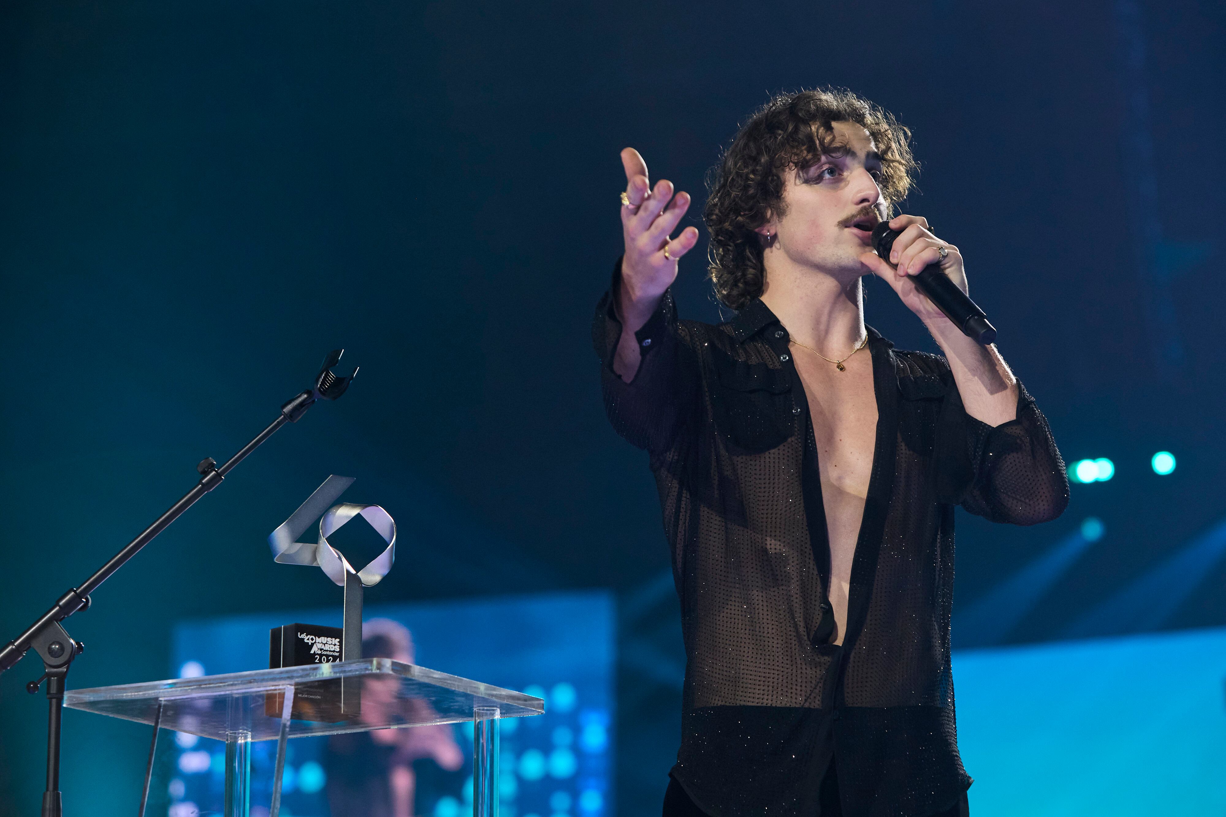 Benson Boone prometió en el preshow que el próximo año aprenderá español. En sus dos discursos de aceptación lo intentó y no se le da mal