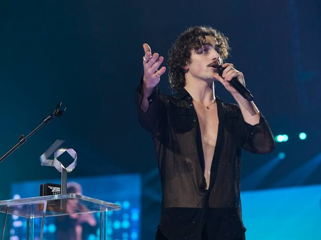 Benson Boone prometió en el preshow que el próximo año aprenderá español. En sus dos discursos de aceptación lo intentó y no se le da mal