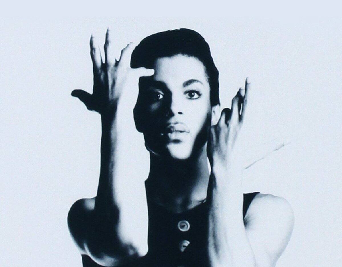 Prince es el único artista aparte de los Beatles que tiene la película número 1, el álbum, y el single solo en los Estados Unidos al mismo tiempo con Purple Rain y «When Doves Cry»