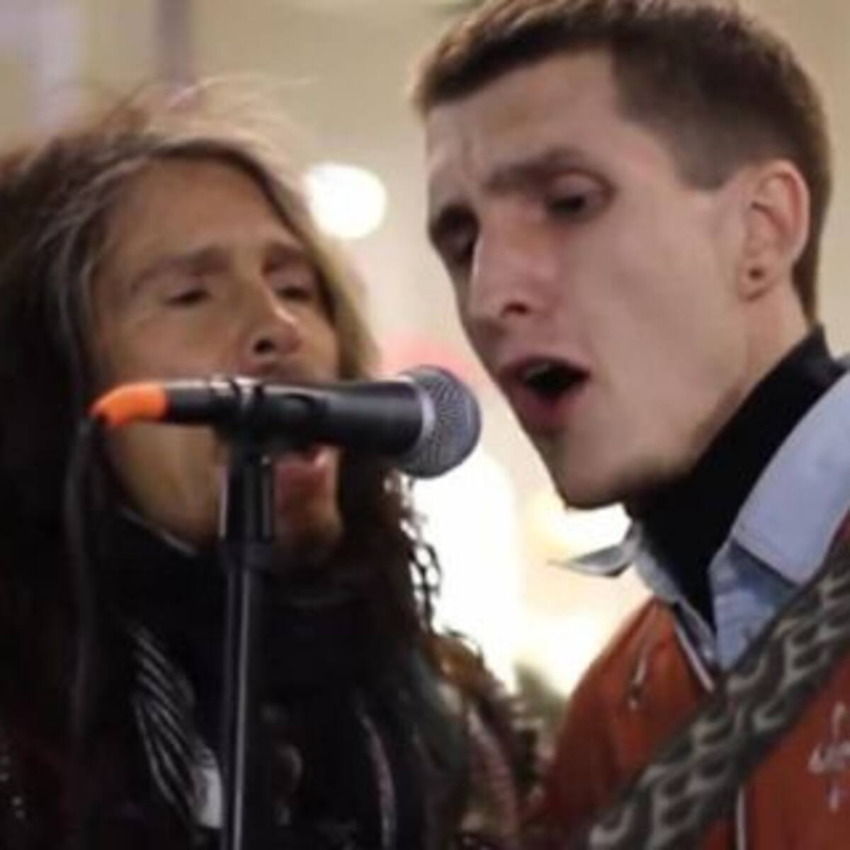 Steven Tyler se copa y canta en las calles