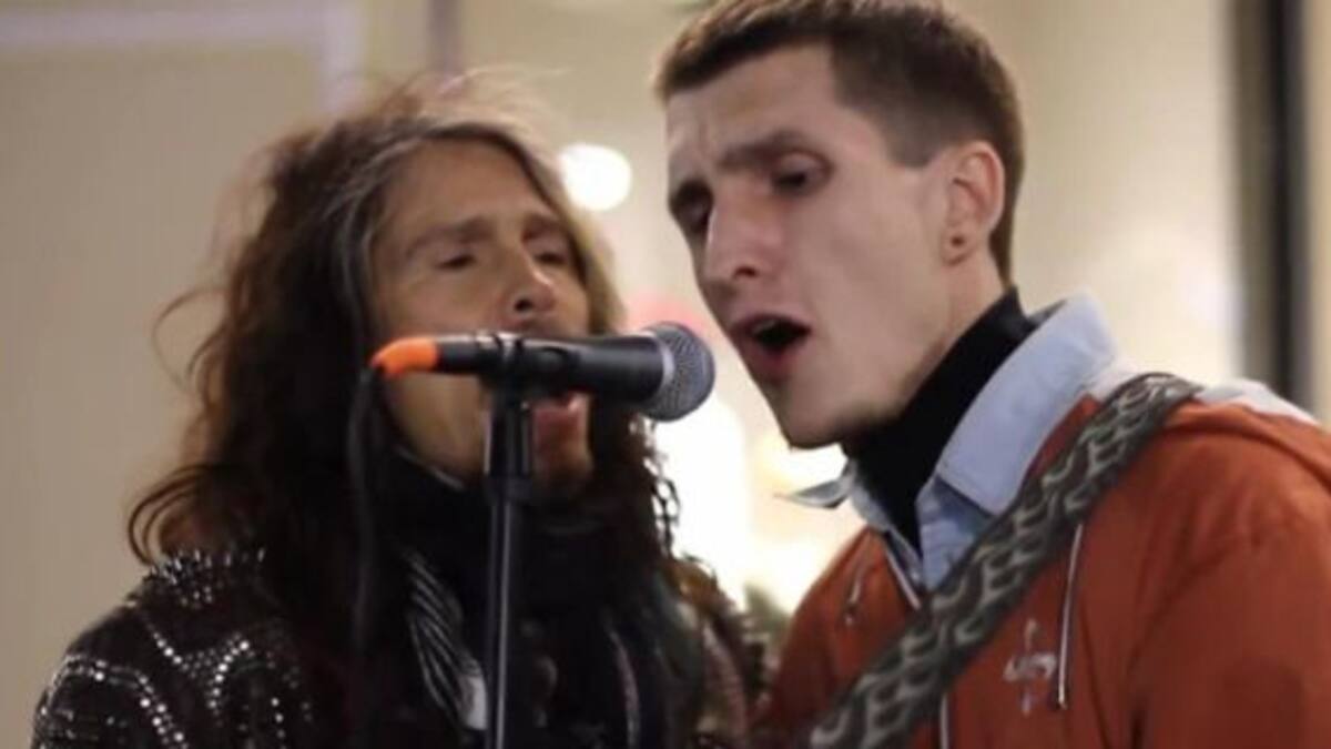Steven Tyler se copa y canta en las calles