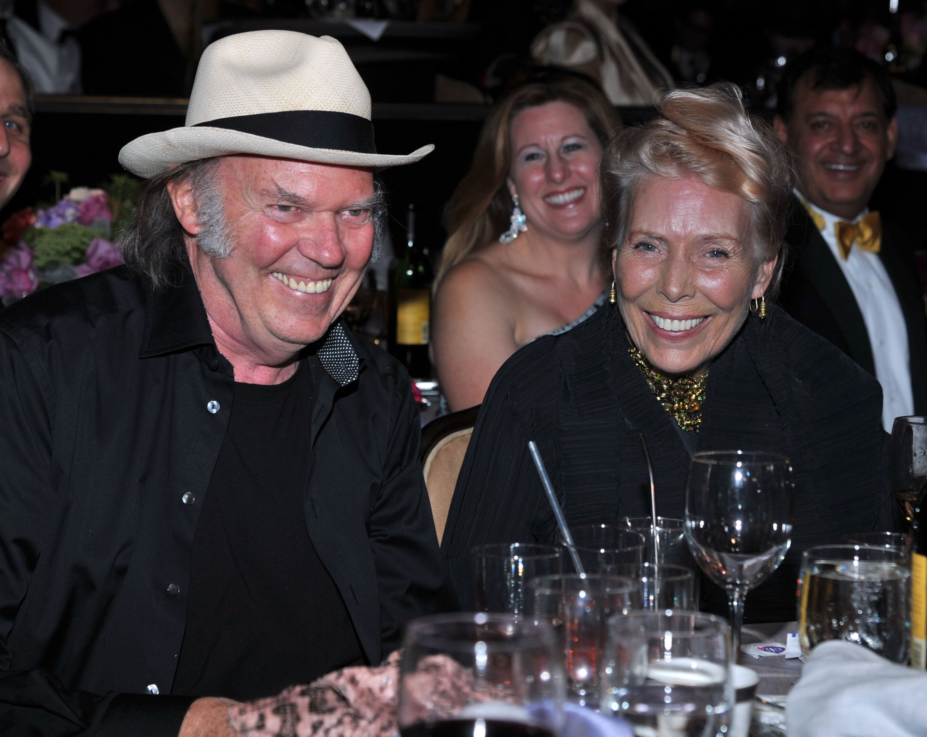 Neil Young y Joni Mitchell en 2012.