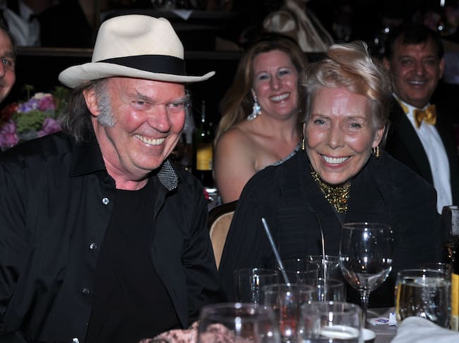 Neil Young y Joni Mitchell en 2012.