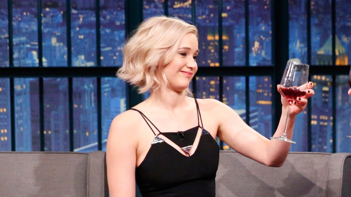 Jennifer Lawrence confensó que se aburría tanto durante el rodaje de la saga de Los Juegos del Hambre, que se servía algunas copitas en su camarín.