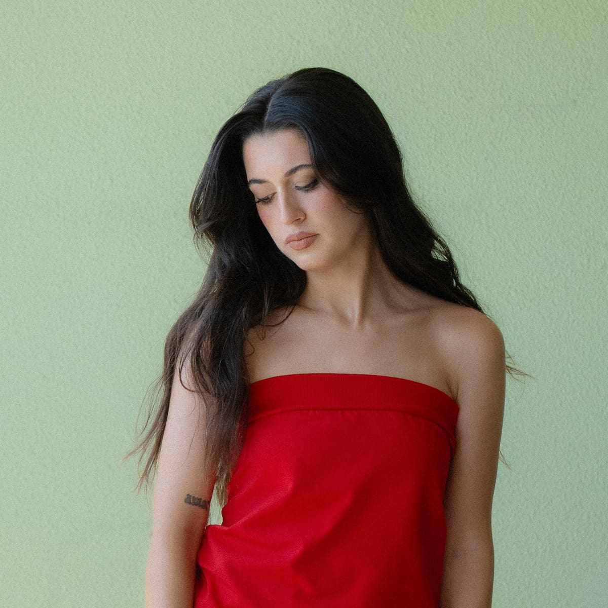 El 'eterno aterrizaje' de Gara Durán toma tierra con un álbum debut que sobrevuela el futuro del pop