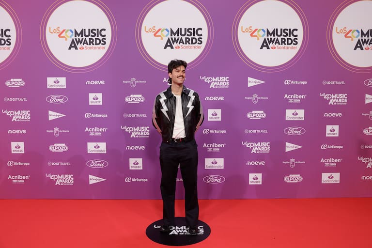 Peldanyos, el youtuber y tiktoker, ha celebrado la gala de LOS40 Music Awaards Santander 2025 en su tierra con un look muy metálico.
