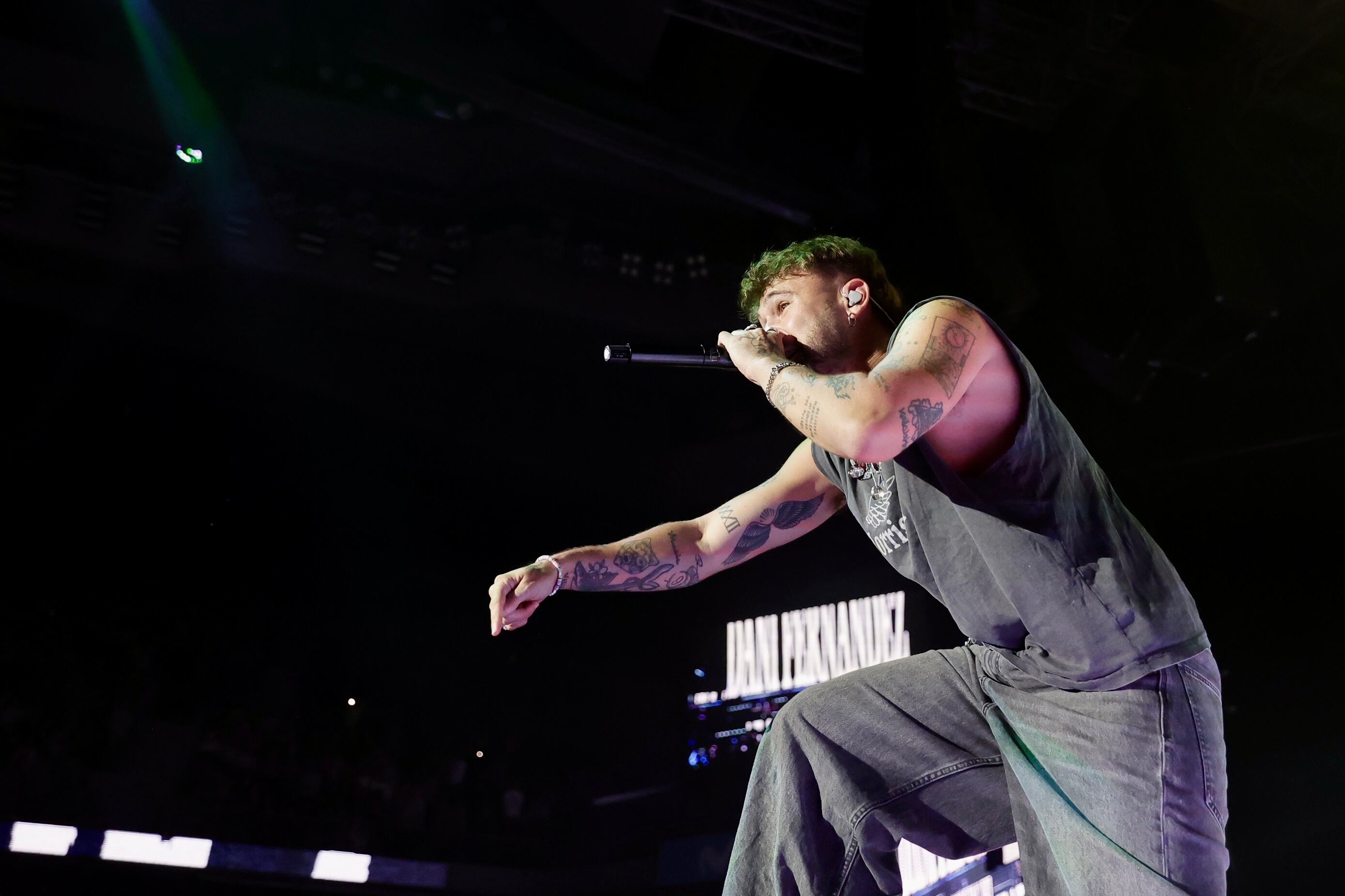 Dani Fernández ha traído la jauría a nuestro festival y ha arrancado con un medley de 'Clima Tropical' y 'Dile a los demás'.
