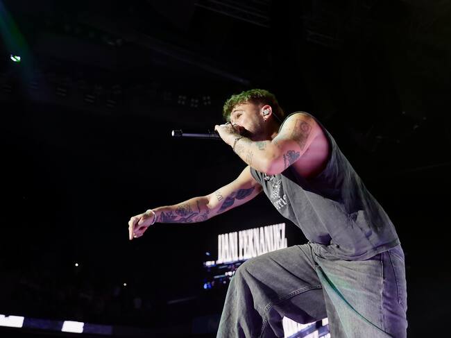 Dani Fernández ha traído la jauría a nuestro festival y ha arrancado con un medley de 'Clima Tropical' y 'Dile a los demás'.