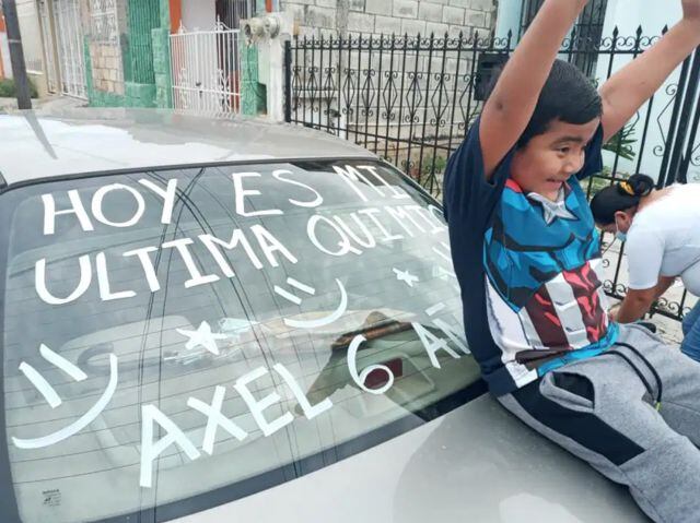 Niño Axel se hace viral al celebrar su última quimioterapia