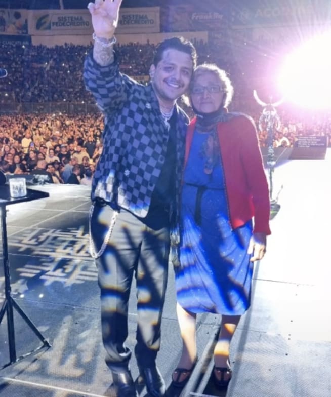 Christian Nodal cumple sueño de abuelita de 92 años, la sube al escenario y le dedica una canción