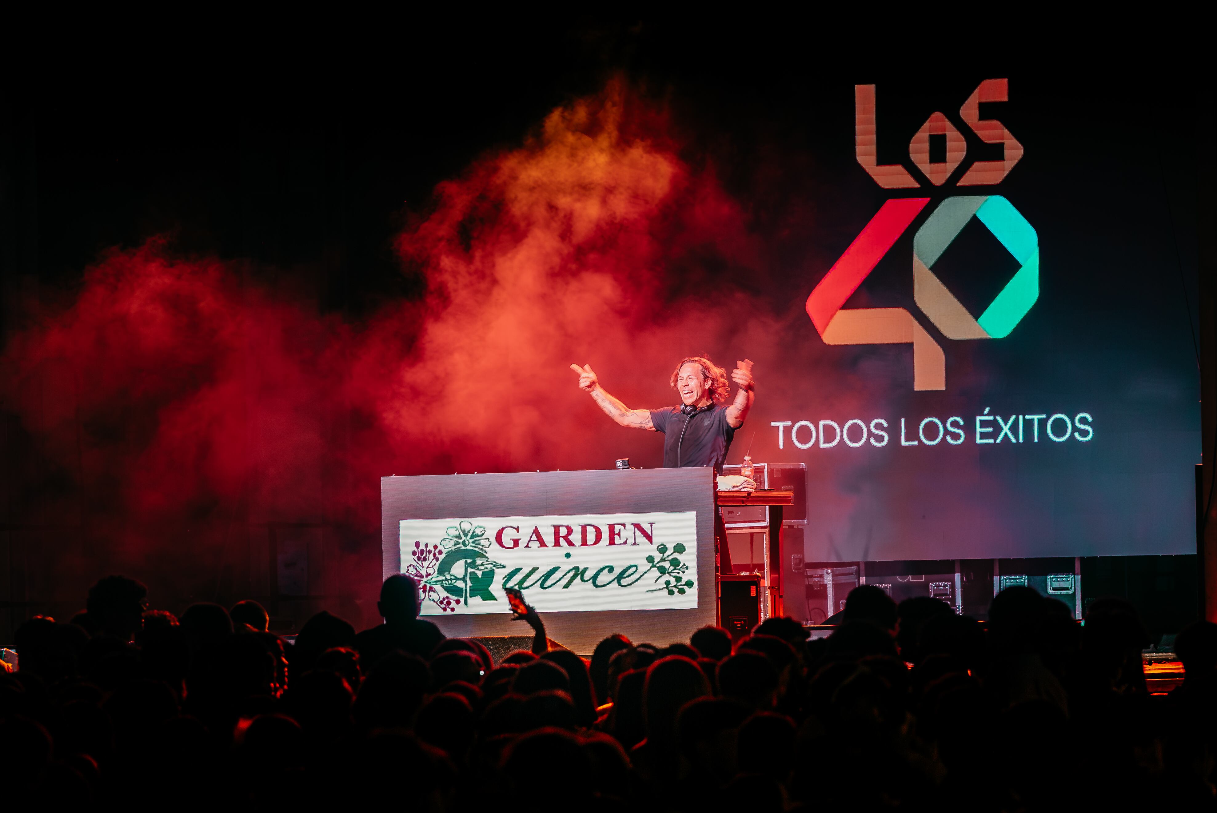 Óscar Martínez también se subió a la tarima para regalar a los presentes los mejores éxitos.