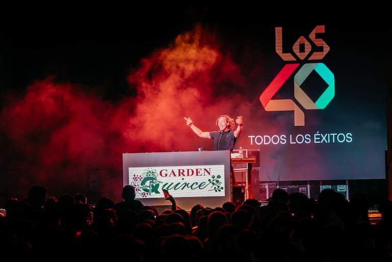 Óscar Martínez también se subió a la tarima para regalar a los presentes los mejores éxitos.