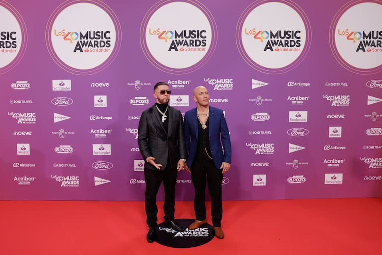 Alexis y Fido posan juntos en la alfombra roja de LOS40 Music Awards y lo que más nos gusta de su look son los collares de brillantes que roban la mirada a cualquiera.