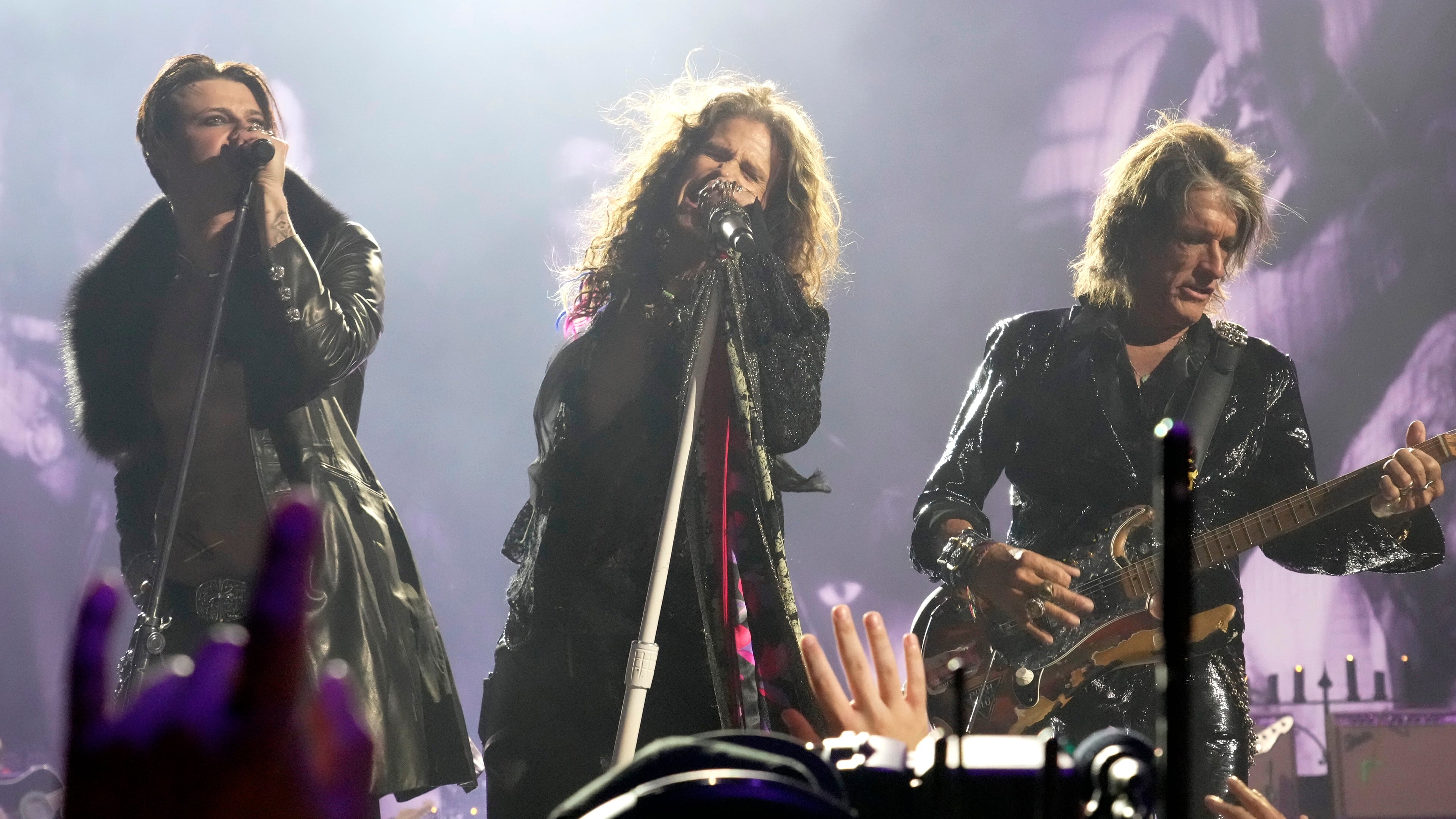 Yungblud, Steven Tyler y Joe Perry durante el tributo a Ozzy Osbourne en los MTV Video Music Awards 2025