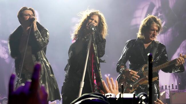 Yungblud, Steven Tyler y Joe Perry durante el tributo a Ozzy Osbourne en los MTV Video Music Awards 2025