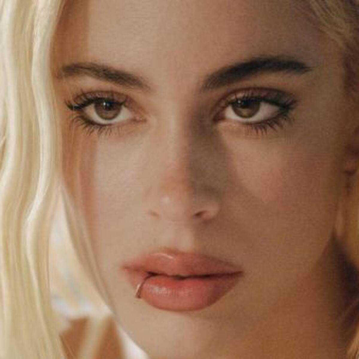 Tini anunció el lanzamiento de su nuevo álbum "Un mechón de pelo"