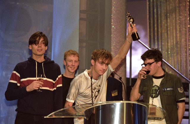 Blur: Alex James, Dave Rowntree, Damon Albarn, Graham Coxon reciben un premio en los Brit Awards en 1995.