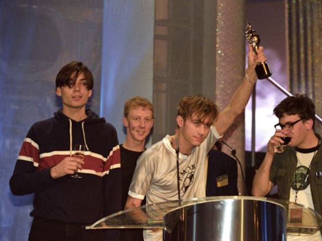 Blur: Alex James, Dave Rowntree, Damon Albarn, Graham Coxon reciben un premio en los Brit Awards en 1995.