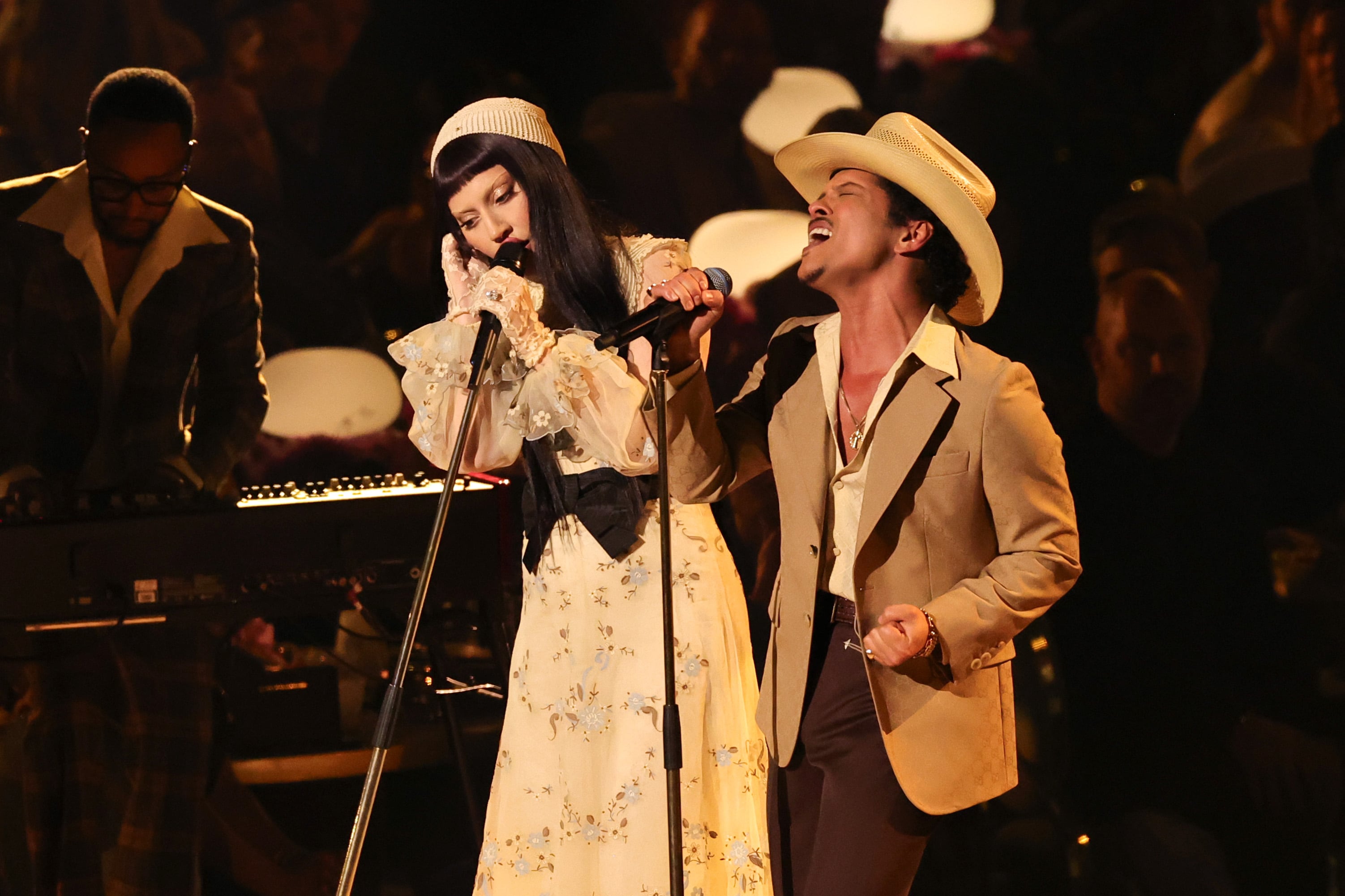 Lady Gaga y Bruno Mars actuando en los Grammy de 2025. / Maya Dehlin Spach/FilmMagic