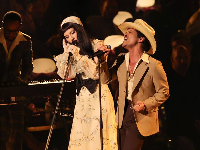 Lady Gaga y Bruno Mars actuando en los Grammy de 2025. / Maya Dehlin Spach/FilmMagic