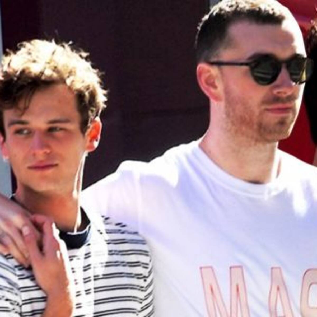 Sam Smith ya no oculta su amor con el actor de “13 Reasons Why”
