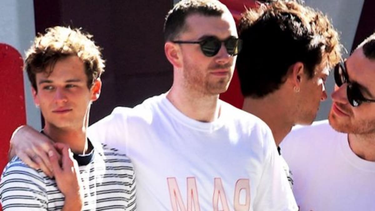 Sam Smith ya no oculta su amor con el actor de “13 Reasons Why”