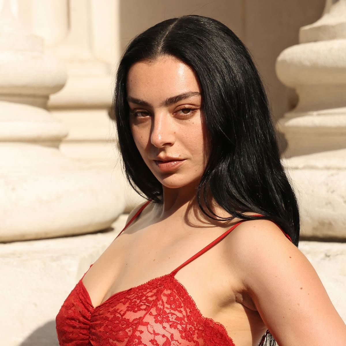 Charli XCX desvela el tracklist de su nuevo disco 'Music, Fashion, Film': 11 canciones con la colaboración de David Cronenberg