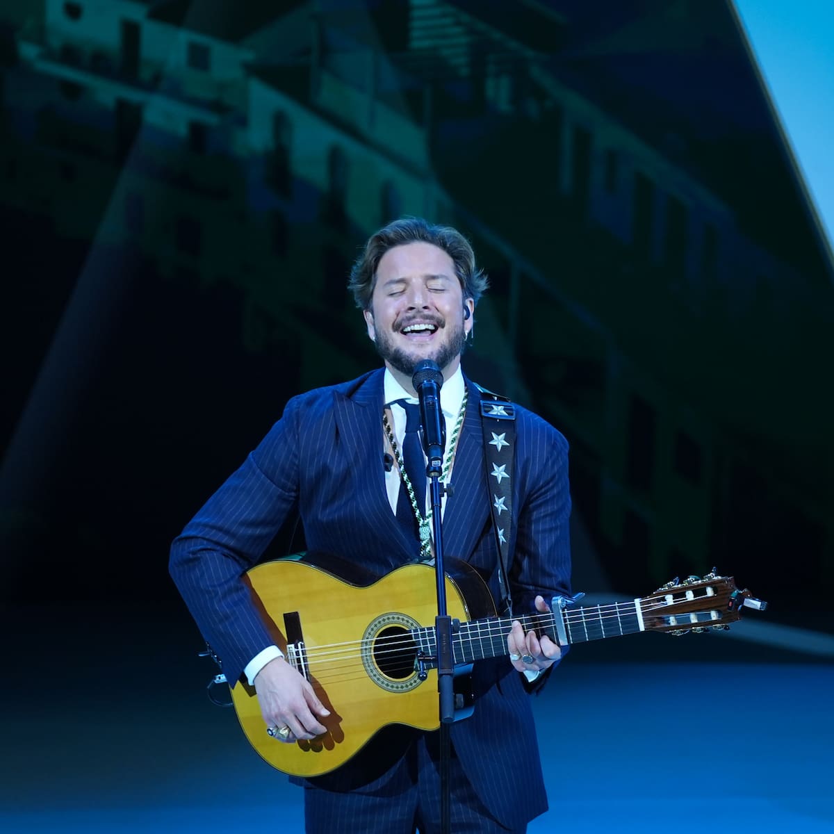 Manuel Carrasco lanza “A la sombra de una higuera”: así suena su canción más personal