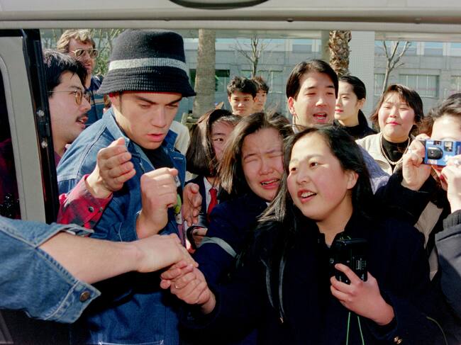 Robbie Williams de Take That con sus fans de Tokio en 1993