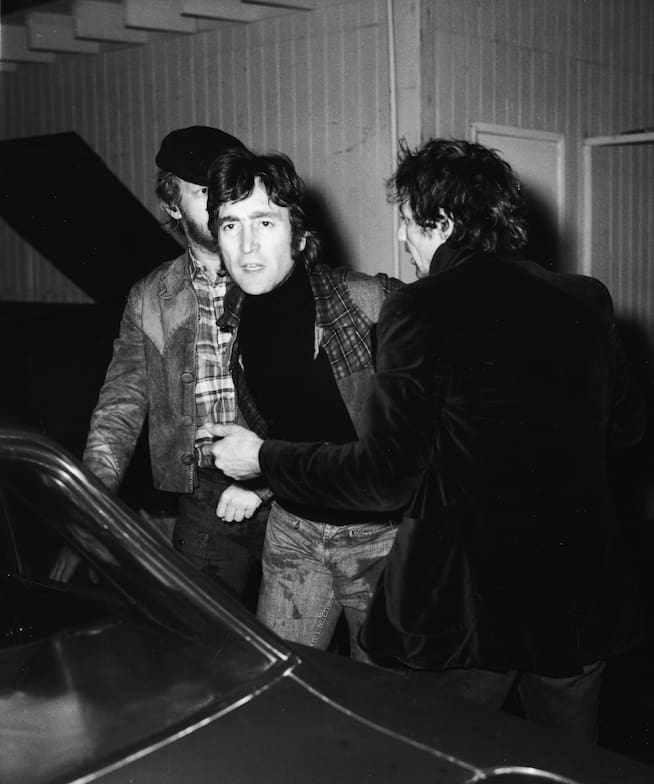 John Lennon y Harry Nilsson siendo expulsados de un club