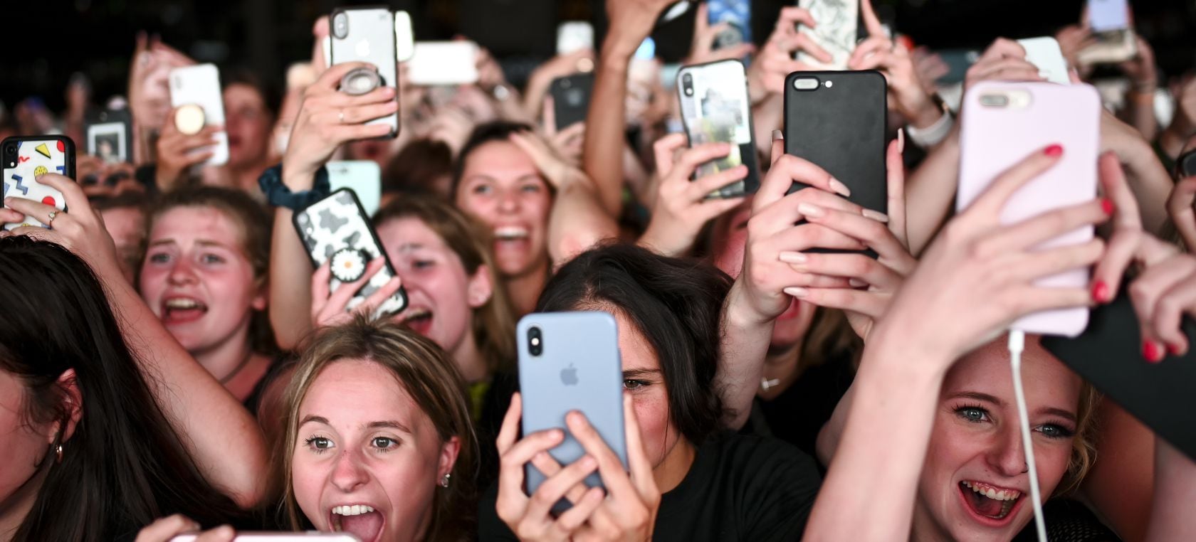 Fans en un concierto, usan sus móviles para grabar o fotografiar a Billie Eilish. Esta es la panorámica que tienen de sus seguidores muchos de los artistas que se suben al escenario hoy en día.