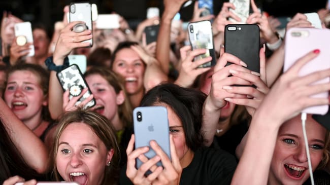Fans en un concierto, usan sus móviles para grabar o fotografiar a Billie Eilish. Esta es la panorámica que tienen de sus seguidores muchos de los artistas que se suben al escenario hoy en día.