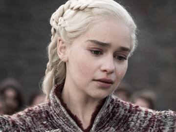 EMILIA CLARKE LAMENTA HABER “PERDIDO” SU JUVENTUD EN ‘JUEGO DE TRONOS’