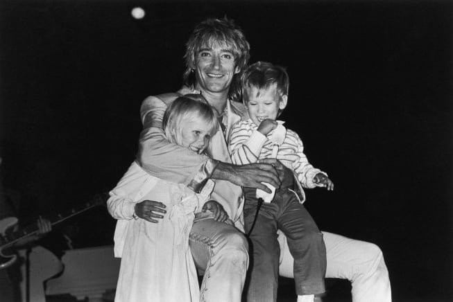 Rod Stewart y sus hijos Kimberly y Sean en 1983.