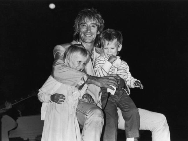 Rod Stewart y sus hijos Kimberly y Sean en 1983.