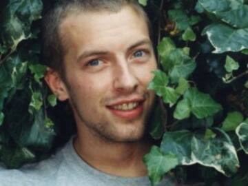 Coldplay rejuvenece Shiver en el 20º aniversario de Parachutes