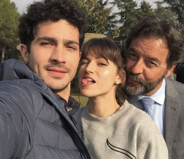 Chino Darín y Úrsula Corberó con otro compañero de La embajada (Instagram).