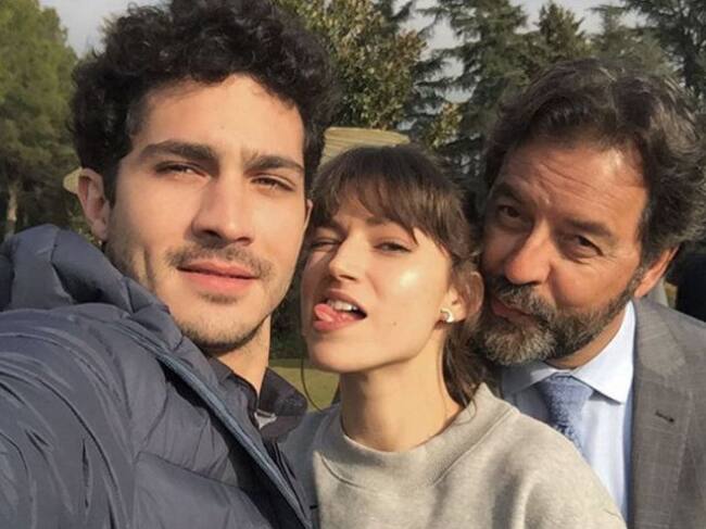 Chino Darín y Úrsula Corberó con otro compañero de La embajada (Instagram).