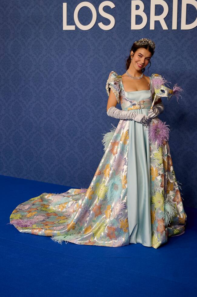 "Cumpliendo el sueño de todas”, escribía en sus redes Elena Gortari posando con su impresionante traje a lo Cenicienta. Un azul celeste como protagonista y estampado pastel en la larga capa y las mangas abullonadas. Y no, no faltaban las plumas ni la máscara.