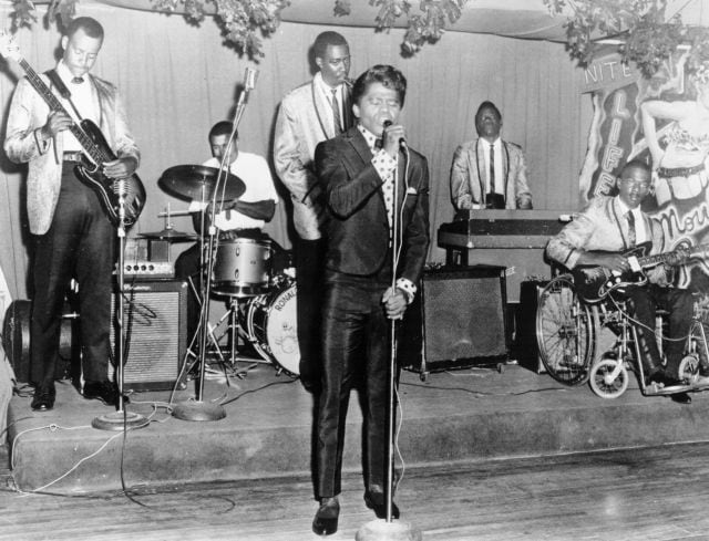 El gran James Brown en el escenario junto a su banda, 1958 | Foto: Michael Ochs Archives / Getty Images