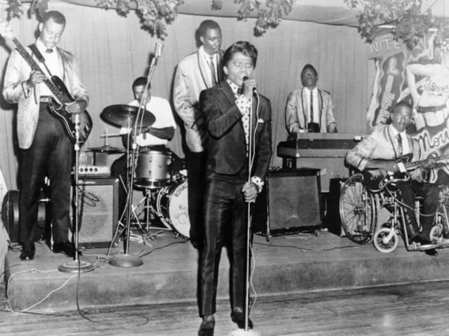 El gran James Brown en el escenario junto a su banda, 1958 | Foto: Michael Ochs Archives / Getty Images