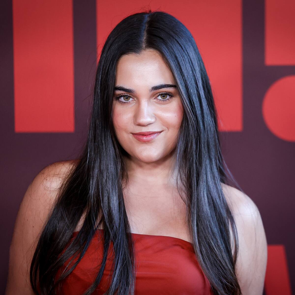 Daniella Bustamante debuta sola en la alfombra con el vestido perfecto de invitada de boda (y marca española)