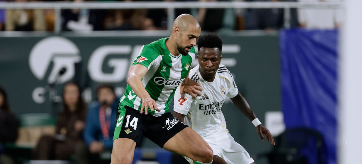 Sofyan Amrabat y Vinicius Junior durante un partido entre el Real Betis y Real Madrid.
