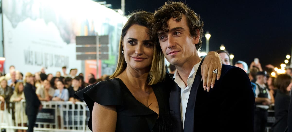 SAN SEBASTIÁN, ESPAÑA - 20 DE SEPTIEMBRE: La actriz Penélope Cruz y Álvaro de la Fuente Guitarricadelafuente asisten al estreno de "La Bola Negra" durante el 74º Festival Internacional de Cine de San Sebastián en el Teatro Victoria Eugenia el 20 de septiembre de 2026 en San Sebastián, España. (Foto de Carlos Alvarez/Getty Images)