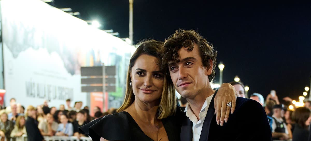 SAN SEBASTIÁN, ESPAÑA - 20 DE SEPTIEMBRE: La actriz Penélope Cruz y Álvaro de la Fuente Guitarricadelafuente asisten al estreno de "La Bola Negra" durante el 74º Festival Internacional de Cine de San Sebastián en el Teatro Victoria Eugenia el 20 de septiembre de 2026 en San Sebastián, España. (Foto de Carlos Alvarez/Getty Images)