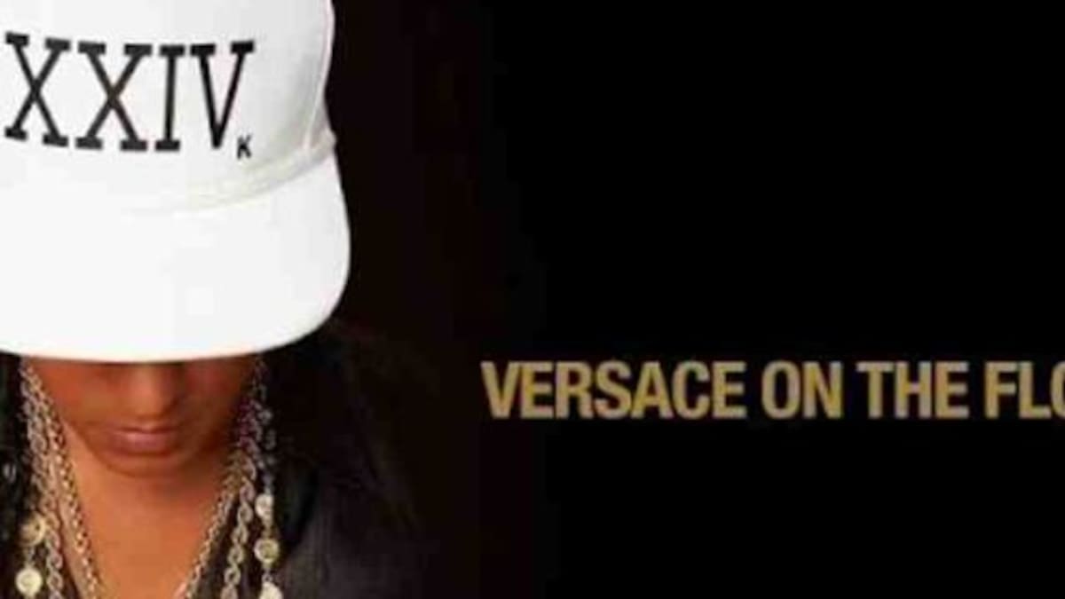 Bruno Mars, muy cerca de Zendaya en el video de “Versace on the floor”