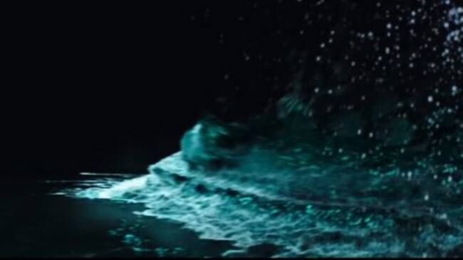 Mahmood engullido por el agua en el vídeo de Rapide