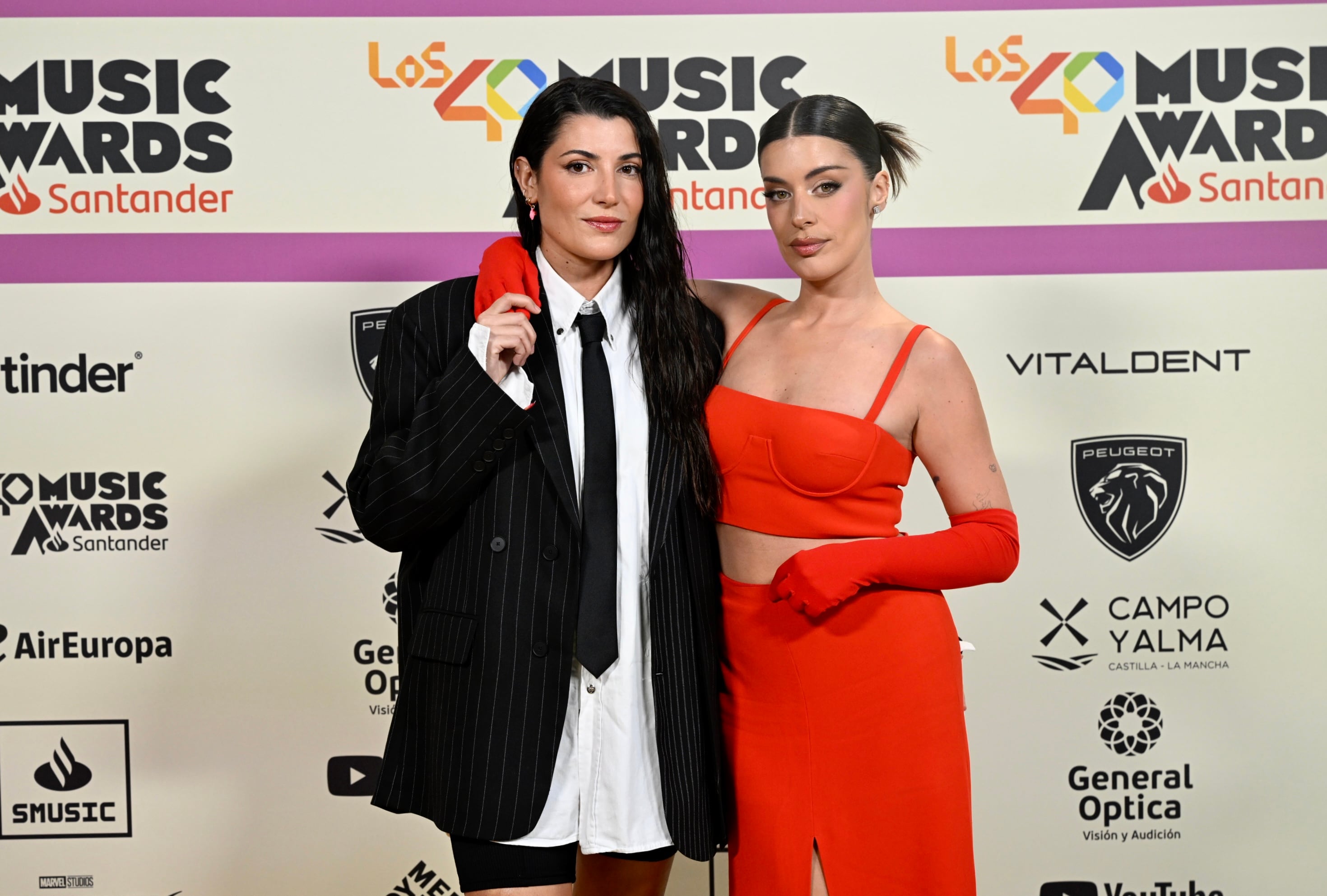 Alba Paul Ferrer y Dulceida en la alfombra roja de LOS40 Music Awards Santander 2023 / Foto: Jorge París y Elena Buenavista