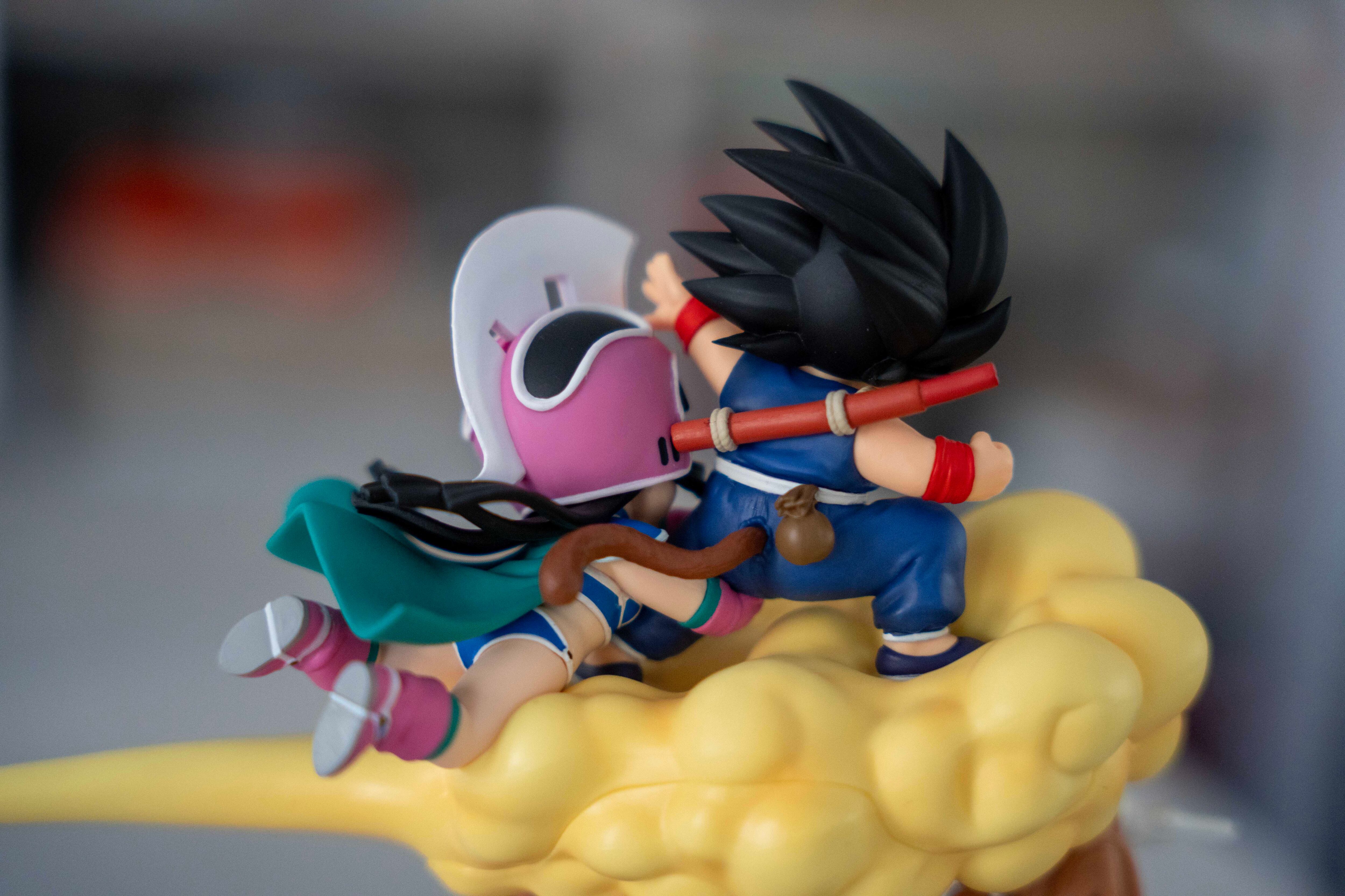 Goku y Chichi vuelan hacia el monte Frypan en la figura más bonita de Dragon Ball que puedes encontrar