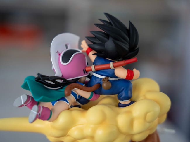 Goku y Chichi vuelan hacia el monte Frypan en la figura más bonita de Dragon Ball que puedes encontrar